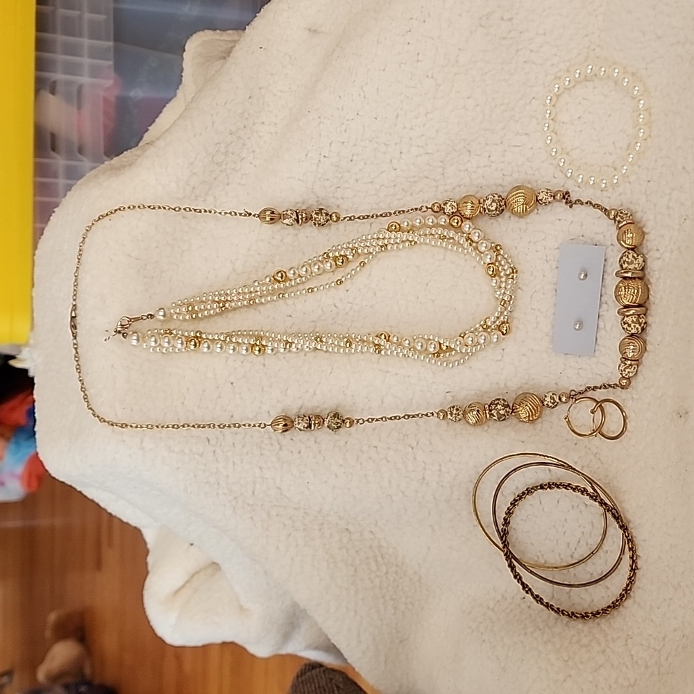 8 PIECE Vintage Costume Jewelry bundle